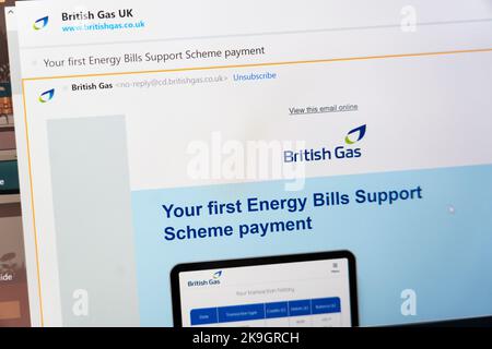 Un'e-mail di British gas sullo schermo di un laptop che conferma un pagamento del primo piano di supporto per le fatture energetiche a un cliente del gas a causa dei prezzi elevati del gas. Inghilterra Foto Stock