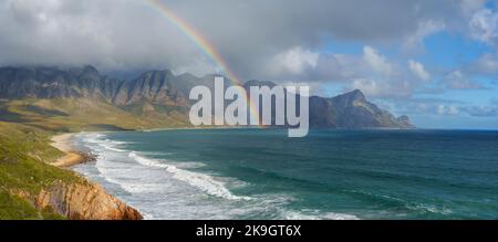 Vista con arcobaleno verso Rooi Els e Hanklip da Clarence Drive sul lato orientale di False Bay. Città del Capo, Capo occidentale, Sudafrica. Foto Stock