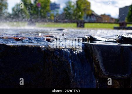 Un primo piano di un acqua di fontana che scorre giù catturato in Vestpills Foto Stock