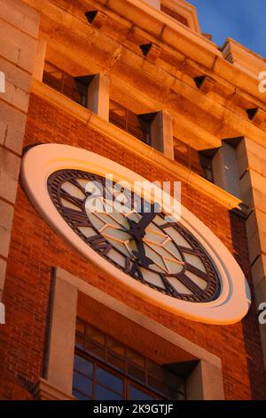 Un primo piano dell'orologio sull'ex torre dell'orologio ferroviario Kowloon-Canton di Hong Kong in serata Foto Stock