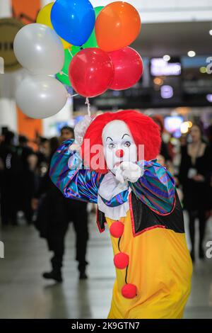 Londra, Regno Unito. 28th Ott 2022. Un clown spaventoso nel tempo per Halloween. I cosplayers, gli appassionati di anime, film e altri visitatori, la maggior parte dei quali in costume, si godono il giorno di apertura del MCM Comic con all'Excel London. Credit: Imageplotter/Alamy Live News Foto Stock