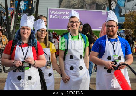 Londra, Regno Unito. 28th Ott 2022. Un gruppo come gli chef da Nintendo overcotted. KCosplayers, fan di anime, film e altri visitatori, la maggior parte di loro in costume, godersi il giorno di apertura del MCM Comic con a Excel London. Credit: Imageplotter/Alamy Live News Foto Stock