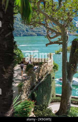 Villa del Balbianello, vista estiva dei turisti sulla panoramica terrazza sul lago che fa parte dei giardini di Villa del Balbianello, Lago di Como, Italia Foto Stock