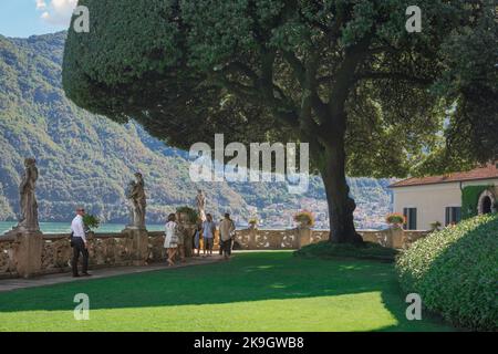 Giardini di Villa del Balbianello, vista in estate sulla terrazza inferiore sul lago dei giardini panoramici della Villa del Balbianello, Lago di Como Foto Stock