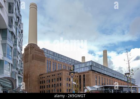 Centrale elettrica di Battersea ristrutturata con nuovo edificio residenziale Prospect Place sulla sinistra. Foto Stock