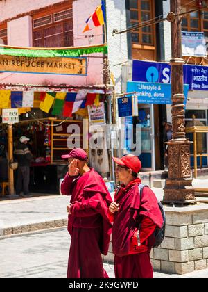 Ladakh, India - 18 giugno 2022 : monaci buddisti al mercato di Leh Foto Stock