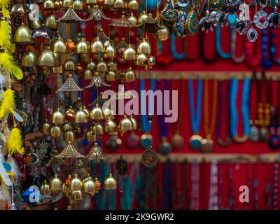 Ladakh, India - Giugno 18,2022: Opere d'arte tibetane, negozio di artigianato handi al mercato di Leh Foto Stock