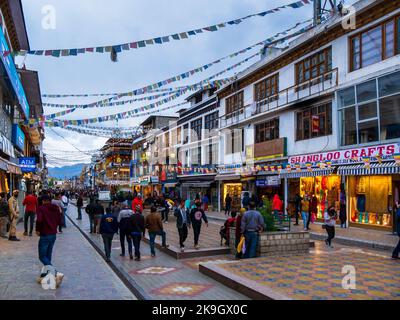 Ladakh, India - Giugno 18,2022: Turisti a Leh Market, antico mercato risalente al 15th ° secolo Foto Stock