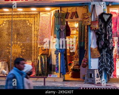 Ladakh, India - Giugno 18,2022: Turisti che passano dal tradizionale negozio di scialle Pashmina al mercato di Leh. Foto Stock