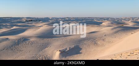 Vista panoramica delle dune di sabbia bianca. Luogo chiamato Sugar Dunes nel Sultanato di Oman, Medio Oriente, Penisola arabica Foto Stock