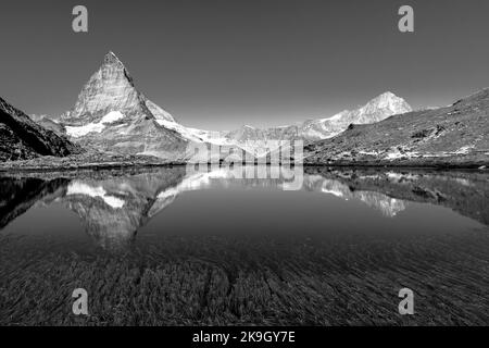 L'iconica vetta del Cervino si riflette nel lago Stellisee di Zermatt, in Svizzera. Foto Stock