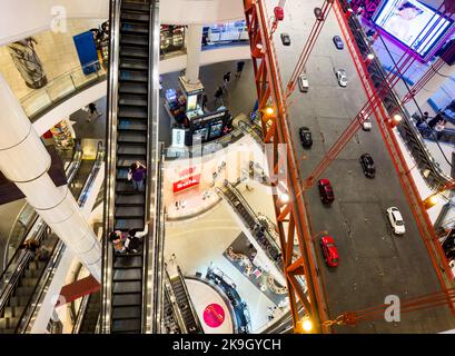 Le persone cavalcano le scale mobili accanto a un modello del Golden Gate Bridge nel moderno Pier 21 Shopping Centre a Bangkok, Thailandia. Foto Stock
