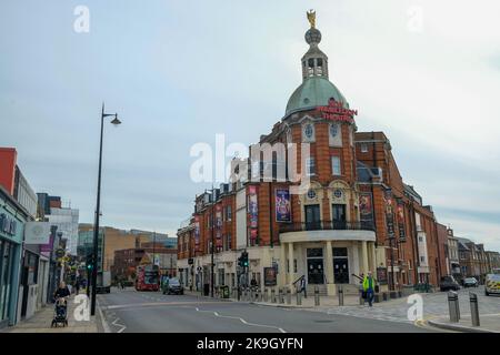 Londra - Ottobre 2022: Il New Wimbledon Theatre nel sud-ovest di Londra con traffico sfocato Foto Stock