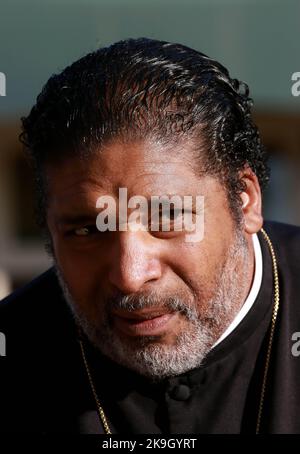 Raleigh, Carolina del Nord, Stati Uniti. 28th Ott 2022. REV. DR. WILLIAM BARBER II parla mentre guida una delegazione di leader religiosi della Carolina del Nord per sostenere il candidato al Senato degli Stati Uniti CHERI BEASLEY allo storico John Chavis Memorial Park a Raleigh, NC. (Credit Image: © Bob Karp/ZUMA Press Wire) Credit: ZUMA Press, Inc./Alamy Live News Foto Stock