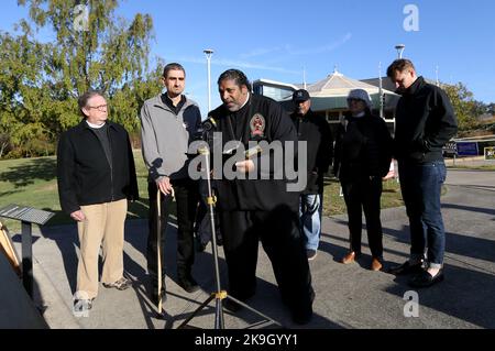 Raleigh, Carolina del Nord, Stati Uniti. 28th Ott 2022. REV. DR. WILLIAM BARBER II, c, parla mentre guida una delegazione di leader religiosi della Carolina del Nord per sostenere il candidato al Senato degli Stati Uniti CHERI BEASLEY allo storico John Chavis Memorial Park a Raleigh, NC. (Credit Image: © Bob Karp/ZUMA Press Wire) Credit: ZUMA Press, Inc./Alamy Live News Foto Stock