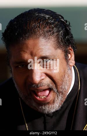 Raleigh, Carolina del Nord, Stati Uniti. 28th Ott 2022. REV. DR. WILLIAM BARBER II parla mentre guida una delegazione di leader religiosi della Carolina del Nord per sostenere il candidato al Senato degli Stati Uniti CHERI BEASLEY allo storico John Chavis Memorial Park a Raleigh, NC. (Credit Image: © Bob Karp/ZUMA Press Wire) Credit: ZUMA Press, Inc./Alamy Live News Foto Stock