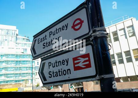 Londra - Ottobre 2022: Indicazioni stradali per East Putney Station e Putney Station su Upper Richmond Road, sud-ovest di Londra Foto Stock