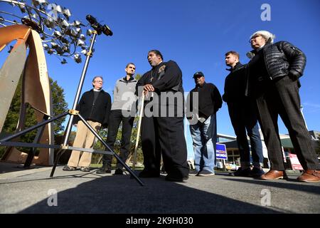 Raleigh, Carolina del Nord, Stati Uniti. 28th Ott 2022. REV. DR. WILLIAM BARBER II parla mentre guida una delegazione di leader religiosi della Carolina del Nord per sostenere il candidato al Senato degli Stati Uniti CHERI BEASLEY allo storico John Chavis Memorial Park a Raleigh, NC. (Credit Image: © Bob Karp/ZUMA Press Wire) Credit: ZUMA Press, Inc./Alamy Live News Foto Stock