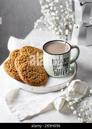 Tazza di caffè caldo con biscotti fatti in casa con farinata d'avena. Calore casa e comfort in autunno mattina concetto. Autunno ancora vita Foto Stock