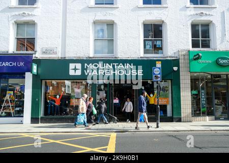 Londra - Ottobre 2022: Filiale di Mountain Warehouse su Putney High Street nel sud-ovest di Londra Foto Stock