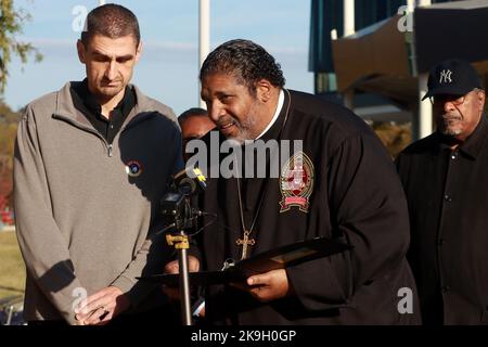 Raleigh, Carolina del Nord, Stati Uniti. 28th Ott 2022. REV. DR. WILLIAM BARBER II parla mentre guida una delegazione di leader religiosi della Carolina del Nord per sostenere il candidato al Senato degli Stati Uniti CHERI BEASLEY allo storico John Chavis Memorial Park a Raleigh, NC. (Credit Image: © Bob Karp/ZUMA Press Wire) Credit: ZUMA Press, Inc./Alamy Live News Foto Stock