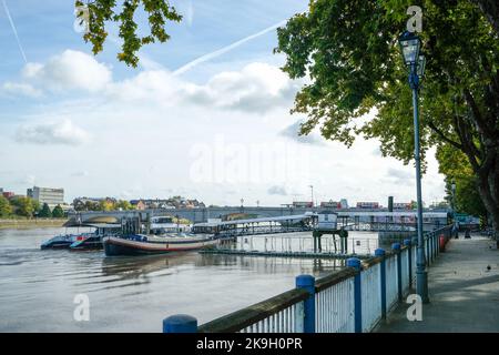 Londra - Ottobre 2022: Lungofiume di Putney presso il molo di Putney e club di canottaggio nel sud-ovest di Londra Foto Stock