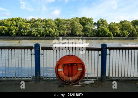 Londra - Ottobre 2022: Lungofiume di Putney presso il molo di Putney e club di canottaggio nel sud-ovest di Londra Foto Stock