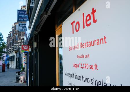 Londra - Ottobre 2022: Bar e ristorante disponibili per la colazione a Clapham, sud-ovest di Londra Foto Stock