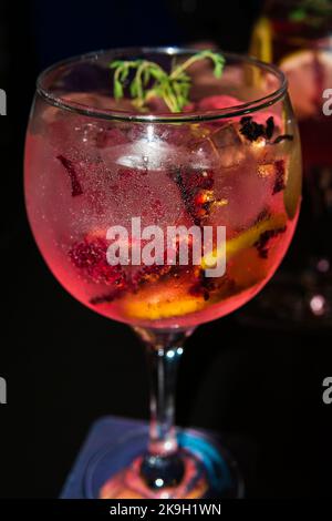 Cocktail di frutta rosa su un bicchiere di vino caldo e freddo. Foto Stock