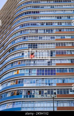 Lula da Silva partito politico PT bandiera rossa appesa fuori una finestra su un alto edificio a Belo Horizonte, Minas Gerais, Brasile Foto Stock