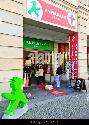 Berlino, Germania - 03. Ottobre 2022: Vista dell'ingresso di un negozio Ampelmann a Berlino Foto Stock