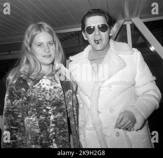 Foto del file datata 06/01/73 del cantante rock Jerry Lee Lewis arriva a Heathrow da Chicago con Charlotte Bump. Lee Lewis è morto a 87 anni, ha detto il suo pubblicista. Data di emissione: Venerdì 28 ottobre 2022. Foto Stock