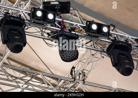 Chisinau, Moldova - 15 ottobre 2022: Luci LED da concerto. Luci a LED da soffitto sul palco del concerto. Messa a fuoco selettiva Foto Stock