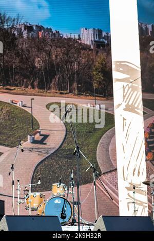 Chisinau, Moldova - 15 ottobre 2022: Microfono da concerto e set di tamburi sullo sfondo, focalizzazione selettiva sul microfono Foto Stock