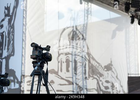 Chisinau, Moldova - 15 ottobre 2022: Ripresa di un video concerto. La telecamera è pronta per filmare un concerto serale durante le vacanze City Day. SEL Foto Stock