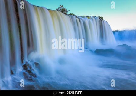 Iguacu cade nel sud del Brasile all'alba, lunga esposizione e acque sfocate Foto Stock