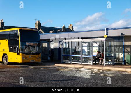 26 ottobre 2022. Fraserburgh, Aberdeenshire, Scozia. Questa è la stazione degli autobus in Hanover Street, Fraserburgh in un pomeriggio di sole. Foto Stock