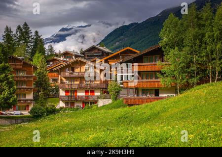 Idilliaco paesaggio svizzero e villaggio di Zermatt in primavera, in Svizzera Foto Stock