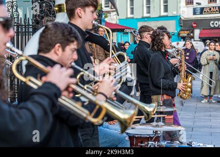 Cork, Irlanda. 28th Ott 2022. Oggi è il primo giorno del Guinness Cork Jazz Festival 44th. Oltre alle band che suonano nei locali, le strade della città di Cork ospitano concerti improvvisati. La popolare band di Cork 'Rebel Brass' ha suonato fuori dalla Crawford Art Gallery a moltissime persone. Credit: AG News/Alamy Live News Foto Stock