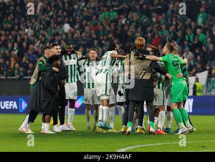 BUDAPEST, UNGHERIA - 27 OTTOBRE: I compagni di squadra di Ferencvarosi TC festeggiano dopo la partita del gruppo H della UEFA Europa League tra Ferencvarosi TC e MONACO allo stadio Ferencvaros il 27 ottobre 2022 a Budapest, Ungheria. Foto Stock