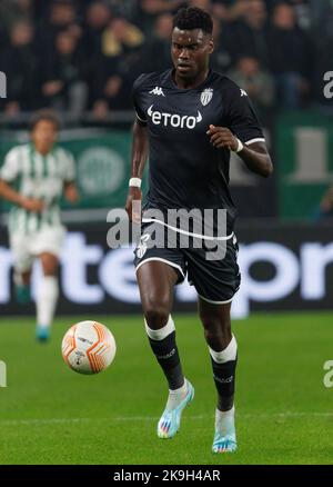 BUDAPEST, UNGHERIA - 27 OTTOBRE: Benoit Badiashile di AS Monaco controlla la palla durante la partita del gruppo H della UEFA Europa League tra Ferencvarosi TC e AS Monaco allo stadio Ferencvaros il 27 ottobre 2022 a Budapest, Ungheria. Foto Stock