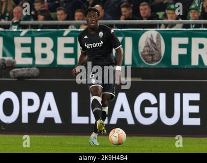 BUDAPEST, UNGHERIA - 27 OTTOBRE: Axel Disasi di AS Monaco passa la palla durante la partita del gruppo H della UEFA Europa League tra Ferencvarosi TC e AS Monaco allo stadio Ferencvaros il 27 ottobre 2022 a Budapest, Ungheria. Foto Stock