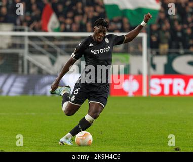 BUDAPEST, UNGHERIA - 27 OTTOBRE: Axel Disasi di AS Monaco corre con la palla durante la partita del gruppo H della UEFA Europa League tra Ferencvarosi TC e AS Monaco allo stadio Ferencvaros il 27 ottobre 2022 a Budapest, Ungheria. Foto Stock