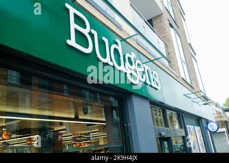 Londra - Ottobre 2022: Budgens store nel sud-ovest di Londra - Una catena britannica di minimarket Foto Stock