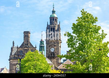 Sheffield Town Hall Clock Tower da Millennium Square, Sheffield, South Yorkshire, Inghilterra, Regno Unito Foto Stock