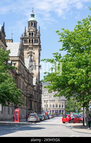 Torre dell'orologio del municipio di Sheffield da Surrey Street, Sheffield, South Yorkshire, Inghilterra, Regno Unito Foto Stock