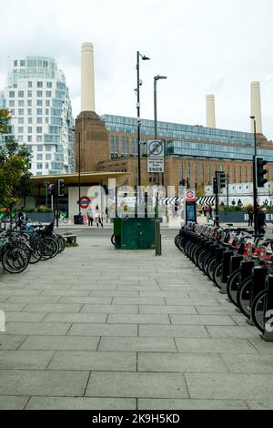 Londra - Ottobre 2022: Vista della centrale elettrica di Battersea da Battersea Park Road Foto Stock