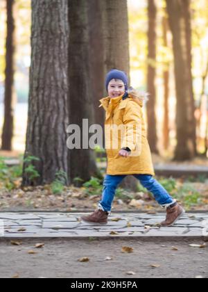 Il ragazzo corre nel parco sull'erba Foto stock - Alamy