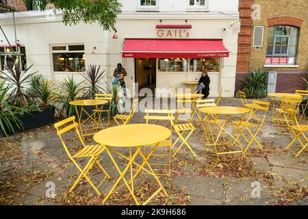 Londra - Ottobre 2022: Panetteria Gails tra i negozi di Battersea Square nel sud-ovest di Londra Foto Stock