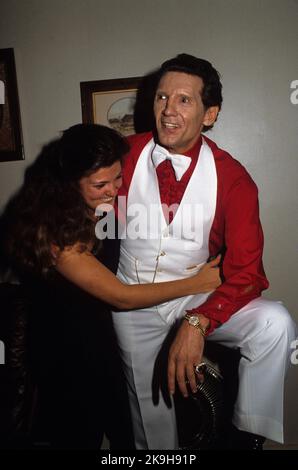 Memphis, Tennessee, Stati Uniti. 9th Feb, 2011. Jerry Lee Lewis con Kerrie McCarver, 1986 compleanno Celebration file Photo Credit: Robin Nelson/ZUMAPRESS.com/Alamy Live News Foto Stock